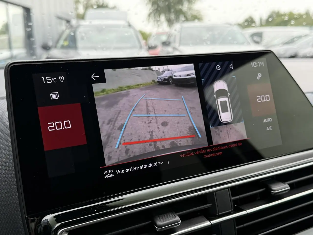 Écran tactile intérieur du Citroën C5 Aircross affichant la caméra de recul et les réglages climatisation à 20°C