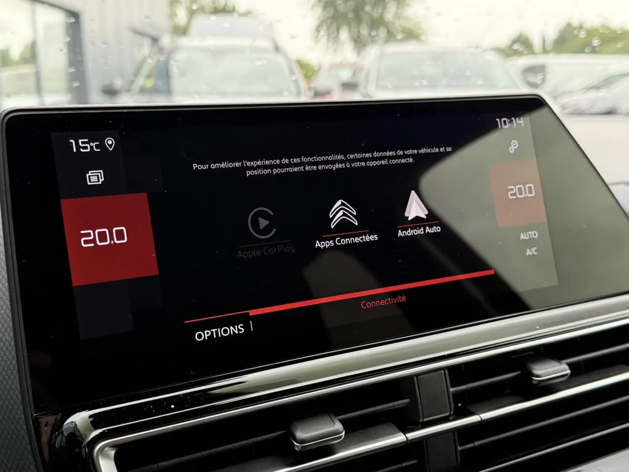 Écran tactile central du tableau de bord du Citroën C5 Aircross 2025 affichant connectivité Apple CarPlay et Android Auto.
