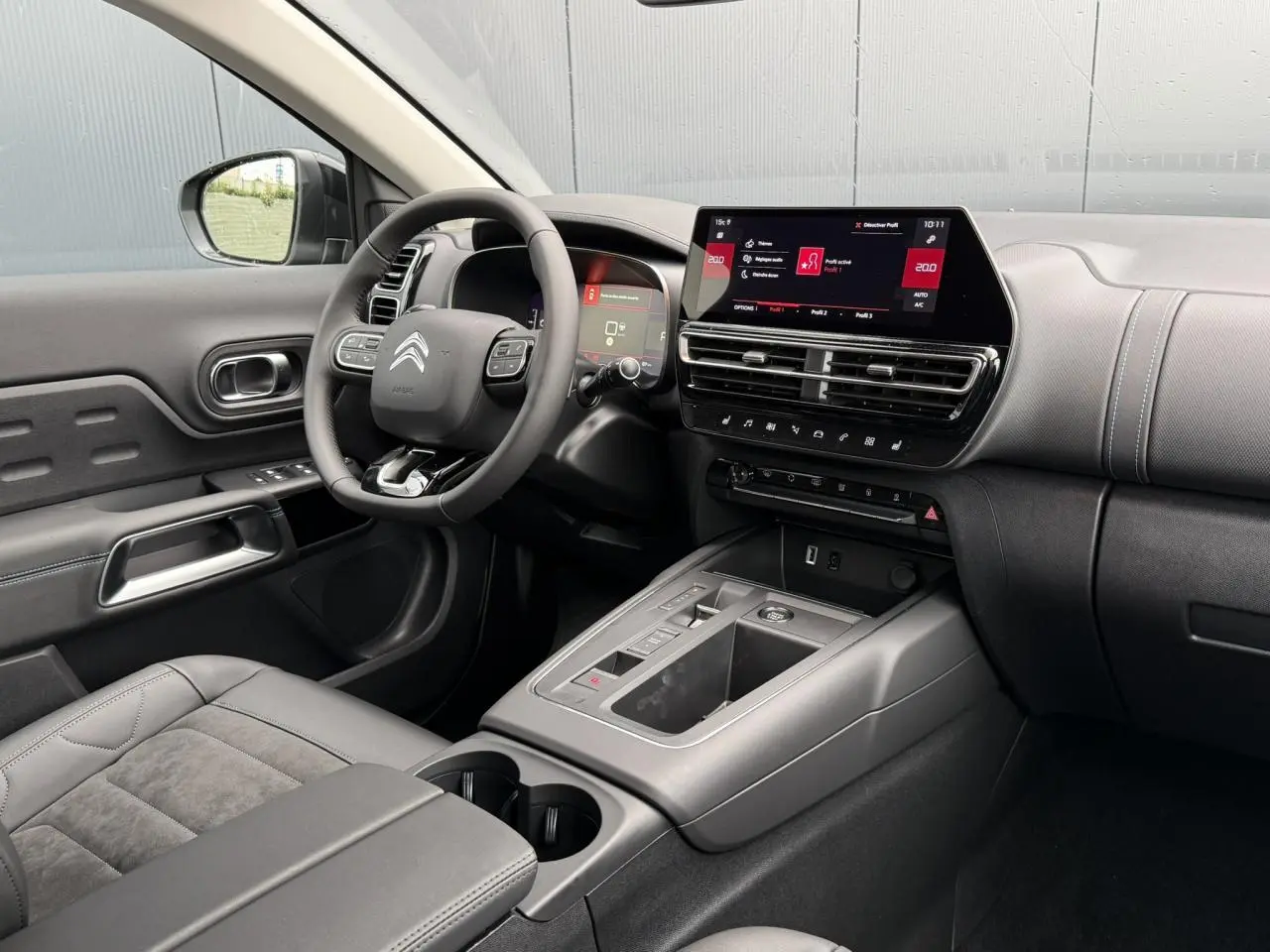 Intérieur avant du Citroën C5 Aircross 2025 avec tableau de bord numérique et sièges Alcantara noirs.