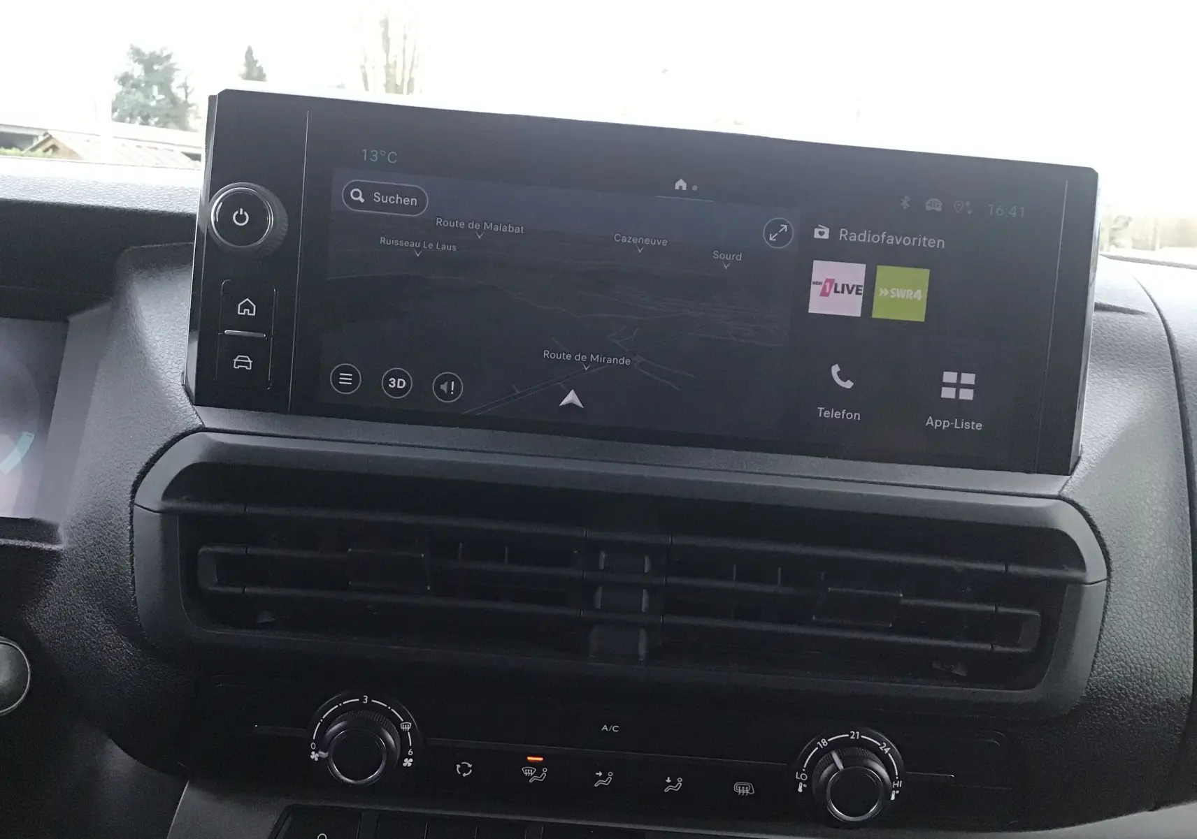 Écran tactile central du tableau de bord du Fiat Scudo Fourgon 2024, affichant la navigation et les options multimédia.