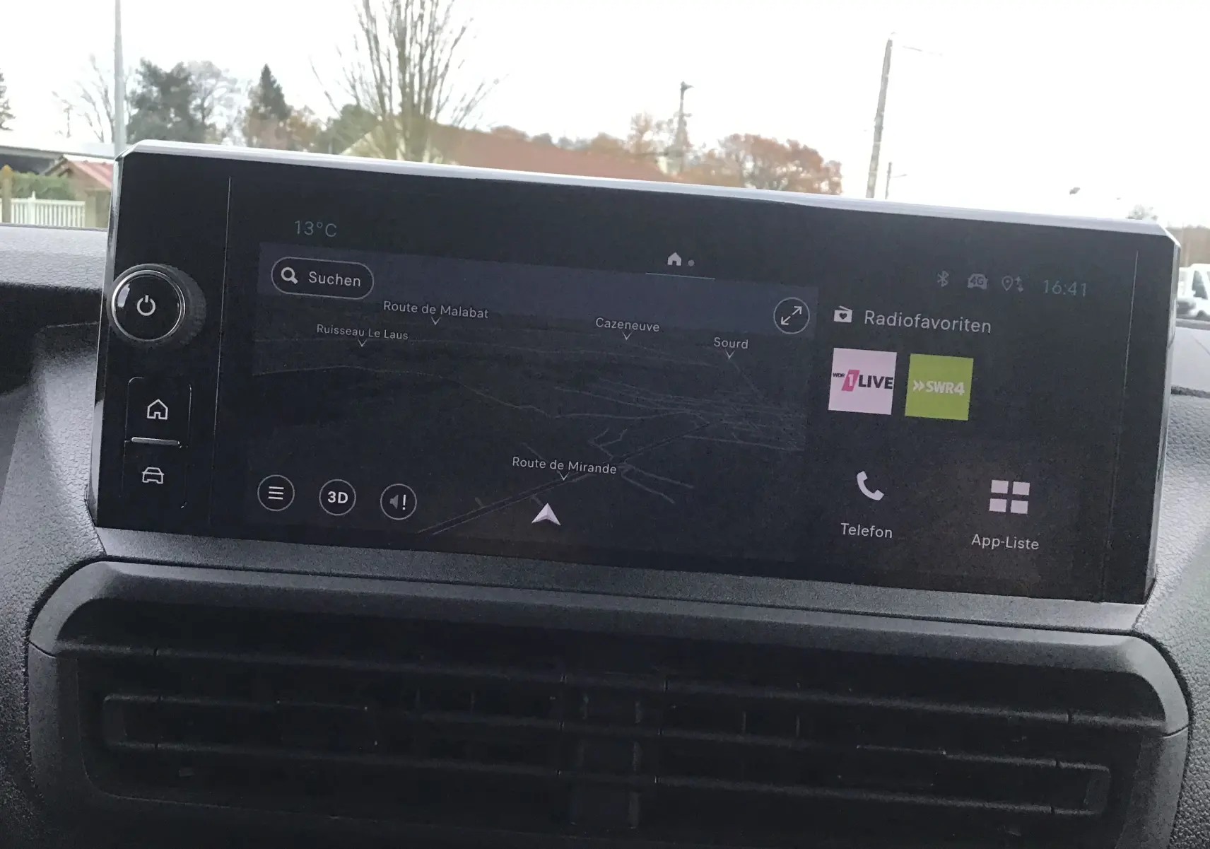 Écran tactile central du tableau de bord du Fiat Scudo Fourgon XL 2024, affichant navigation et options connectivité.