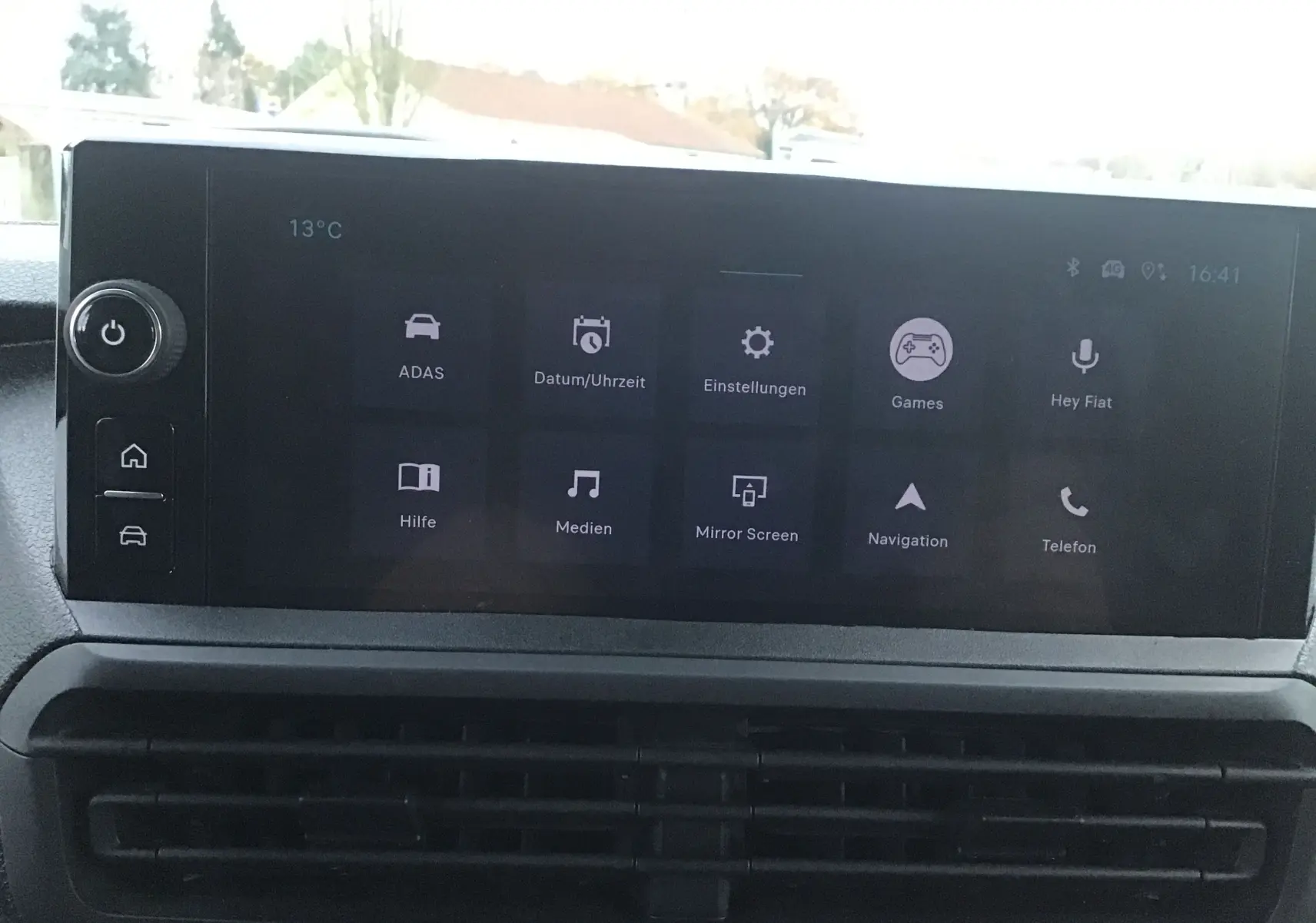 Écran tactile central du tableau de bord du Fiat Scudo Fourgon 2024 affichant les menus connectivité et navigation.