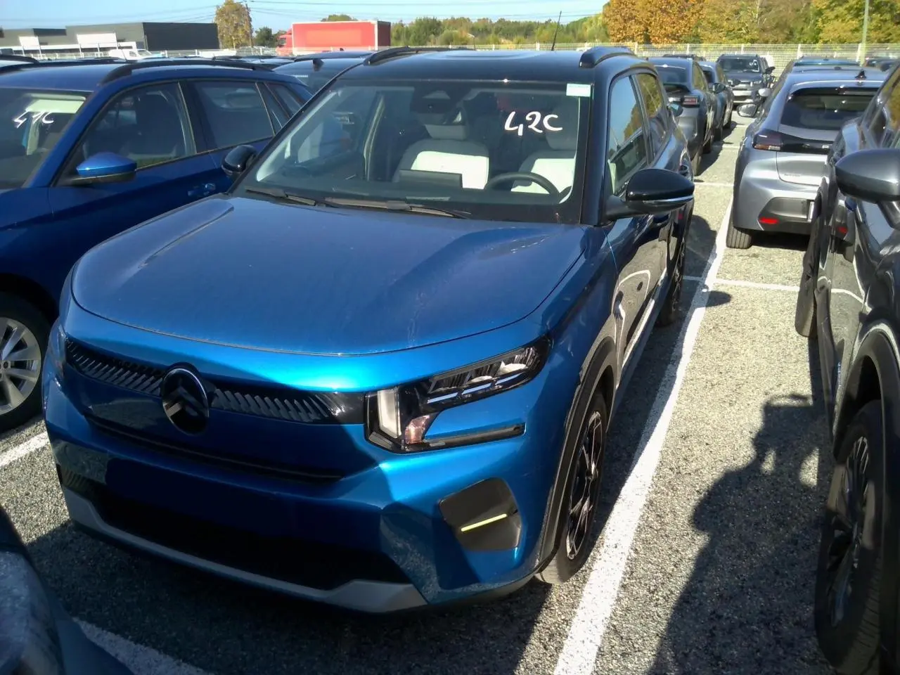 Citroën C3 Turbo 100 Max bleu Bright Blue avec toit noir, vue 3/4 avant droit en parking extérieur.