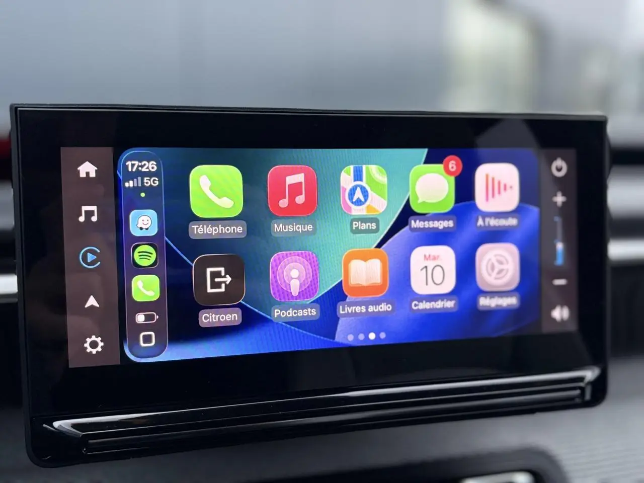 Écran tactile central de la Citroën C3 Turbo 100 Max affichant l'interface Apple CarPlay en intérieur.