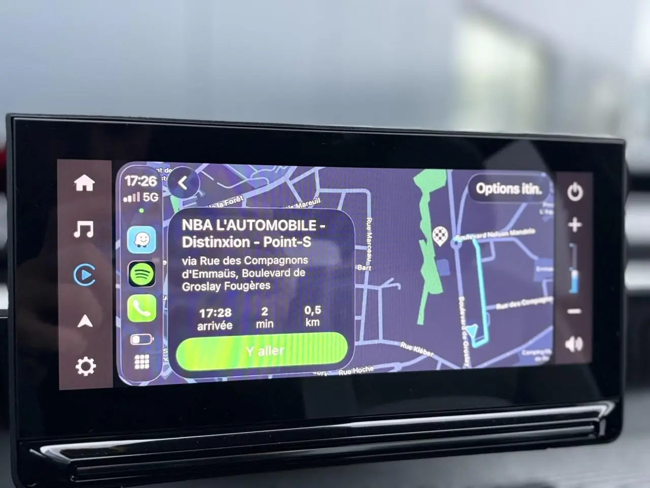 Écran central tactile 10" du Citroën C3 Turbo 100 Max montrant la navigation GPS en mode nuit.