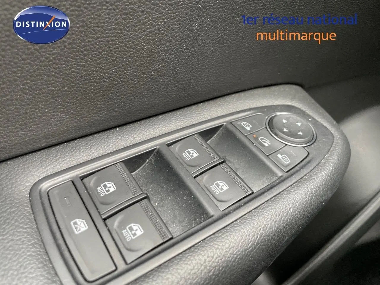 Gros plan sur les commandes des vitres électriques côté gauche d’un Renault Arkana noir, version 1.3 TCE 140 Evolution 2023.