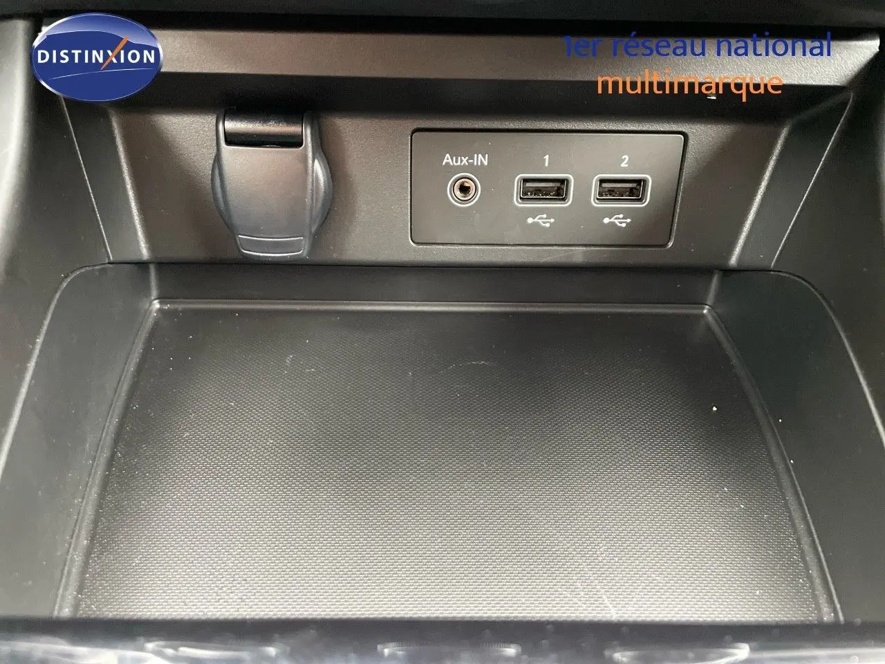 Gros plan sur la console centrale du Renault Arkana 2023, montrant les ports USB et prise Aux-IN intégrés.