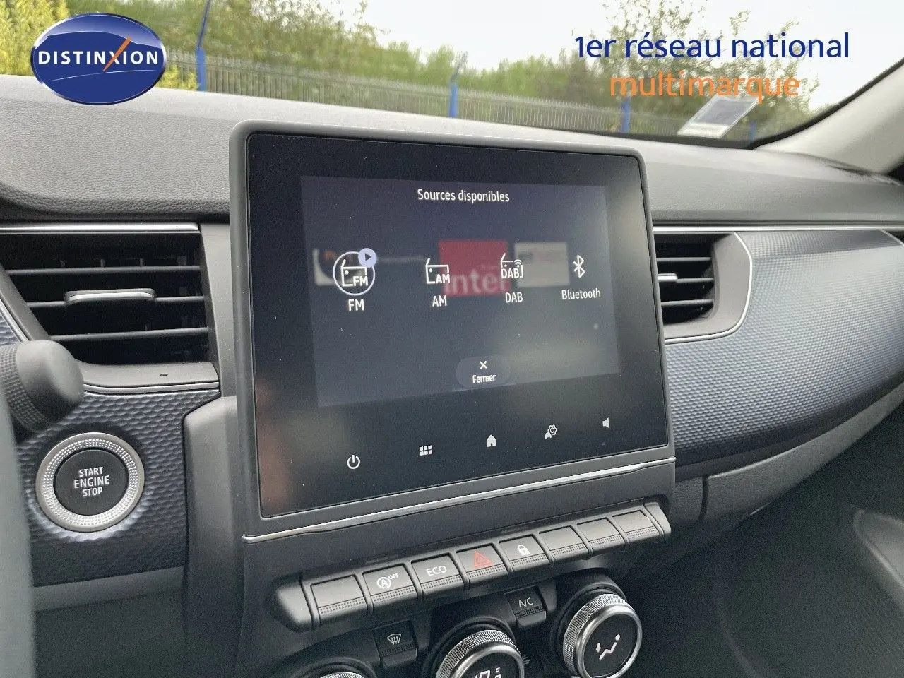 Vue intérieure centrée sur l’écran tactile et la console centrale du Renault Arkana noir, avec démarrage sans clé visible.