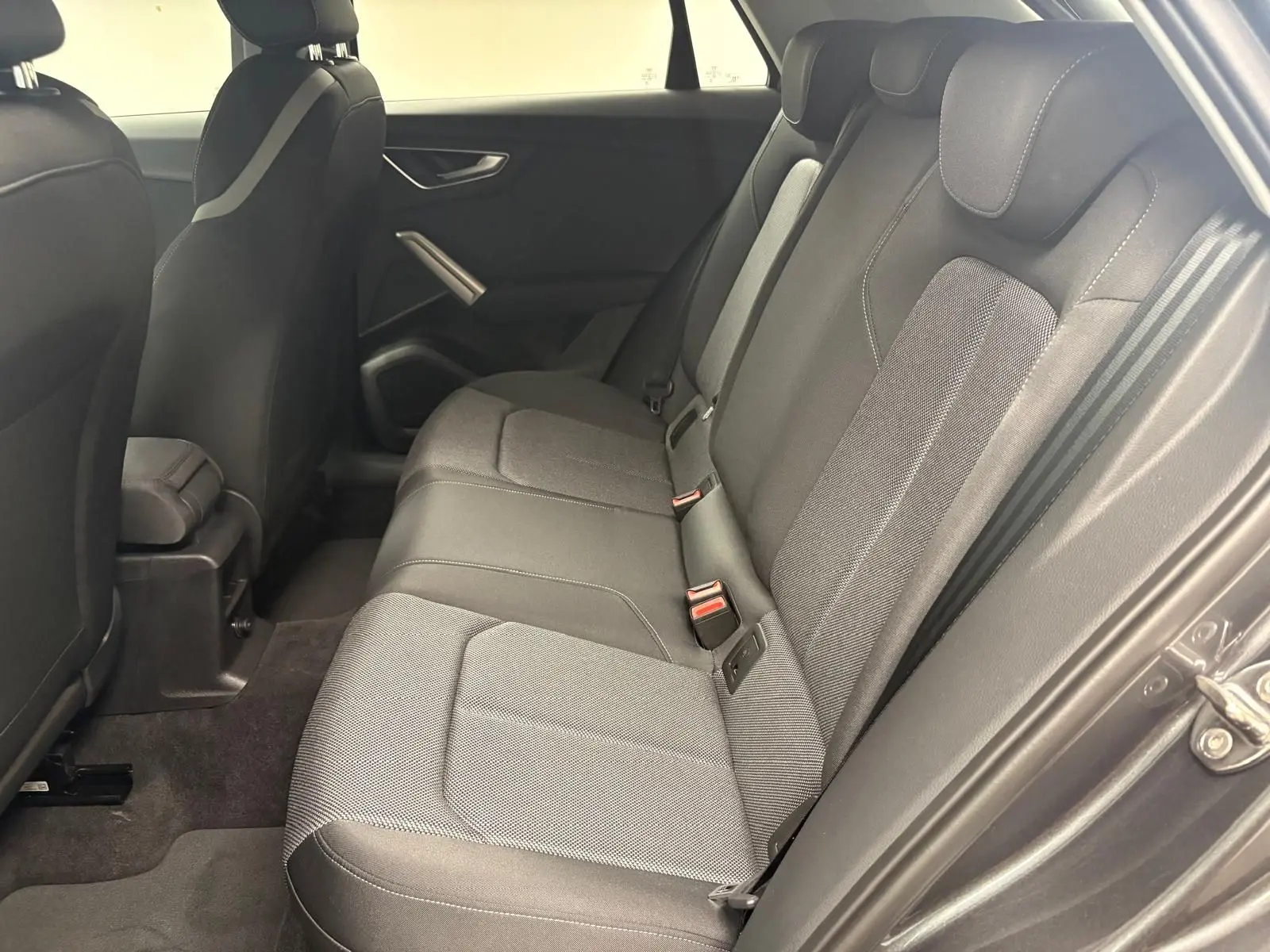 Vue intérieure côté droit des sièges arrière en tissu gris de l'Audi Q2 35 TFSI S Line 2026.