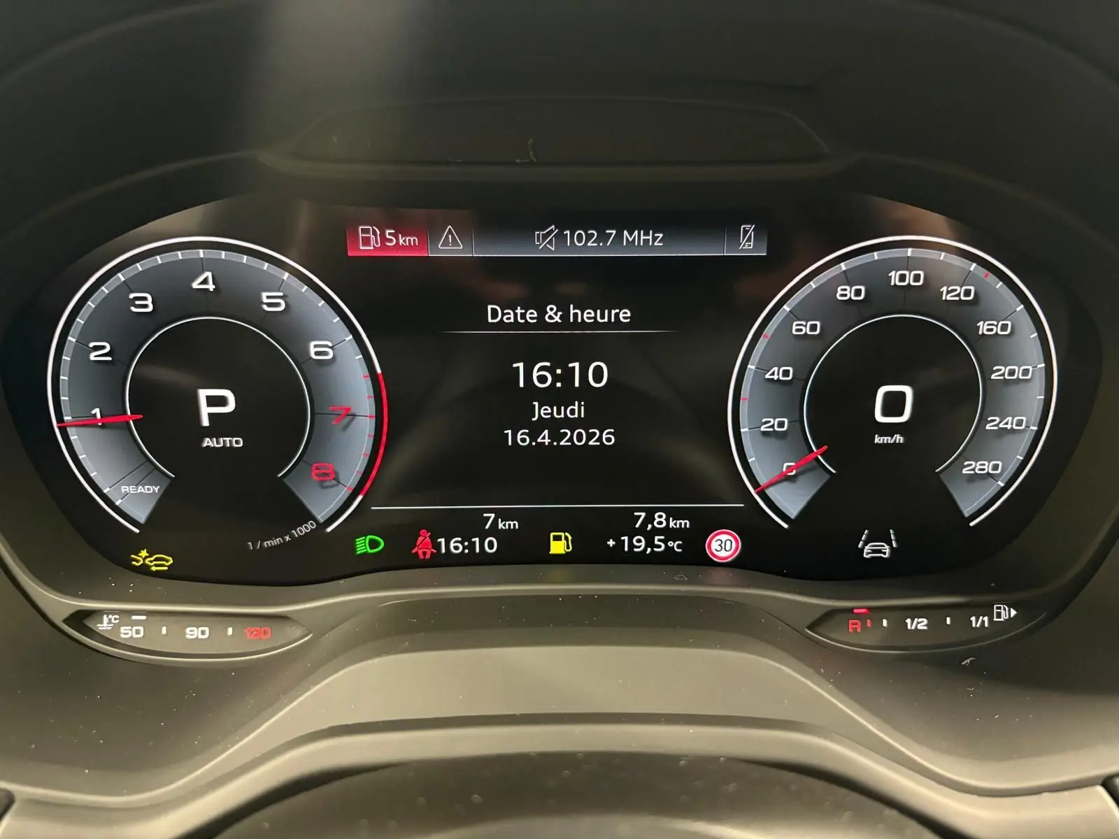 Tableau de bord numérique de l'Audi Q2 35 TFSI 2026 affichant la vitesse, le régime moteur et la date à 16:10.