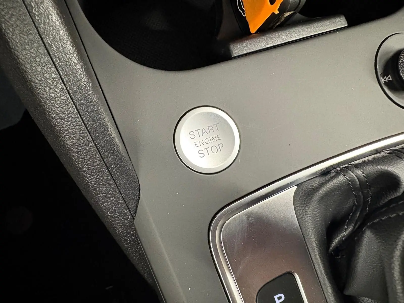Bouton start/stop moteur en gros plan sur la console centrale d'un Audi Q2 35 TFSI 150 S tronic 7 S line.