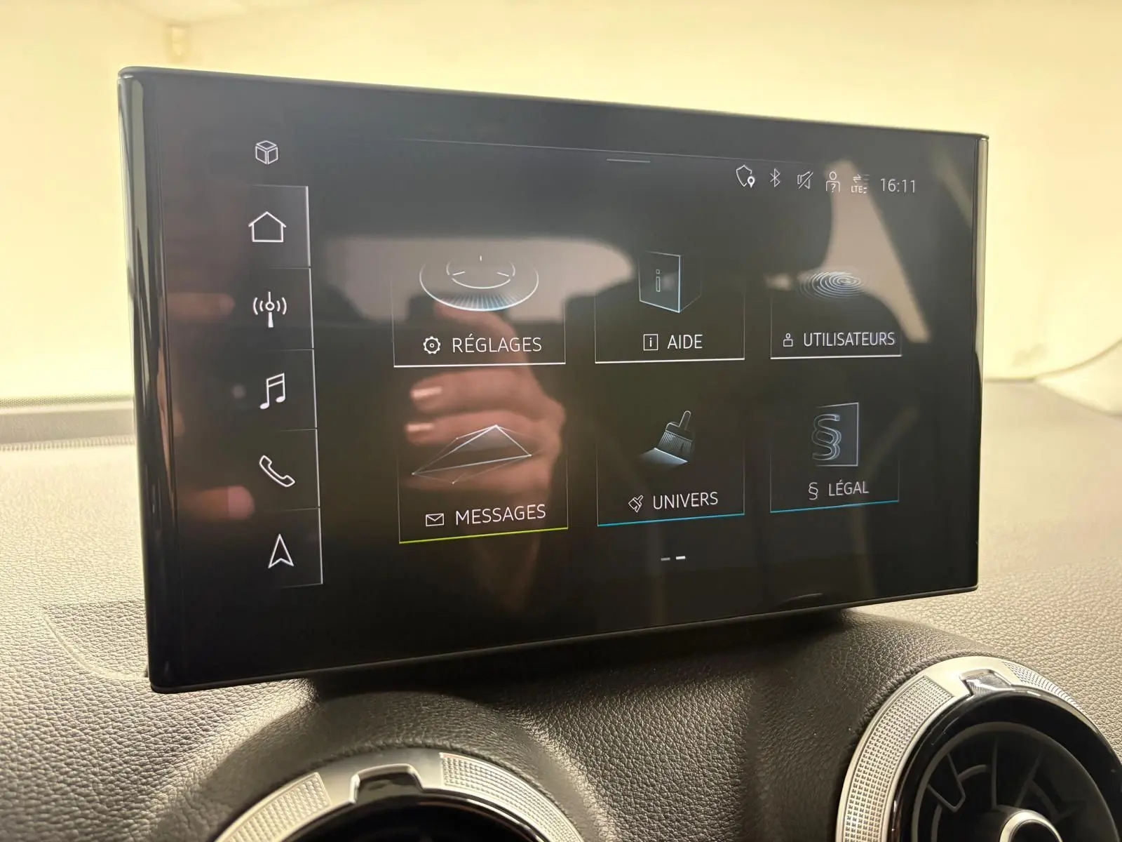 Vue de face de l'Audi Q2 35 TFSI S Line 2026 en gris Daytona, mettant en valeur sa calandre et ses phares LED distinctifs.