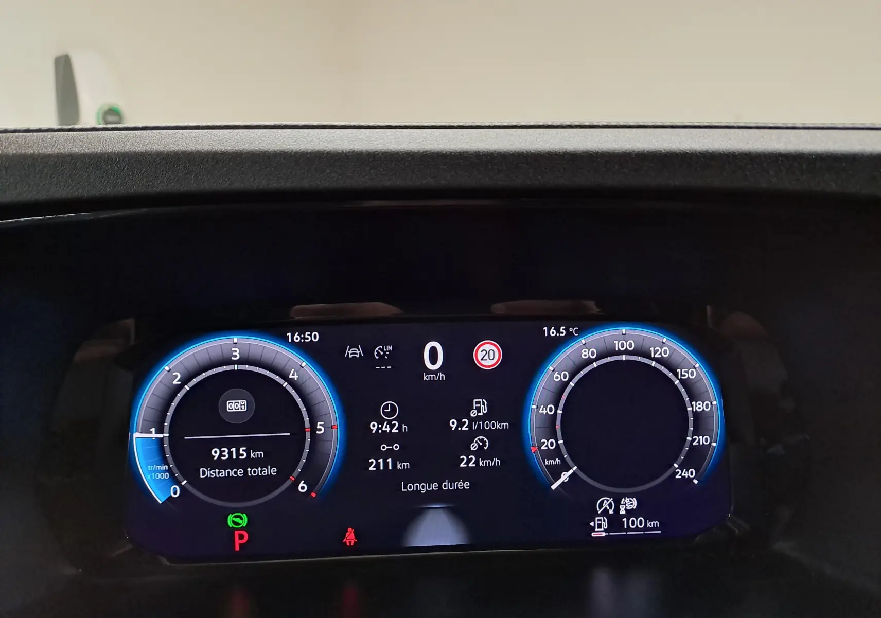 Affichage numérique du tableau de bord Digital Cockpit Pro du Volkswagen Caddy 2.0 TDI blanc, montrant vitesse, compte-tours et informations de conduite.