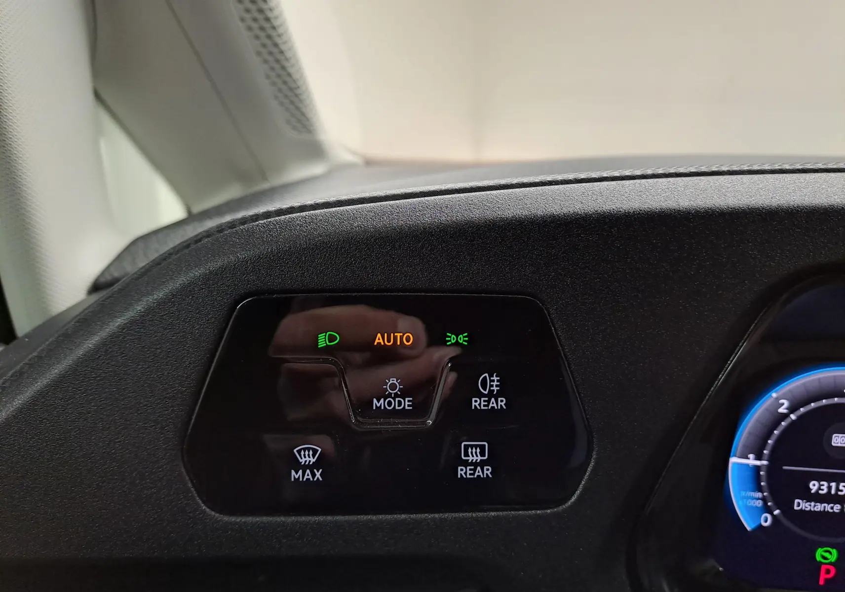 Détail du tableau de bord du Volkswagen Caddy 2025 montrant les commandes d’éclairage automatiques et de désembuage.