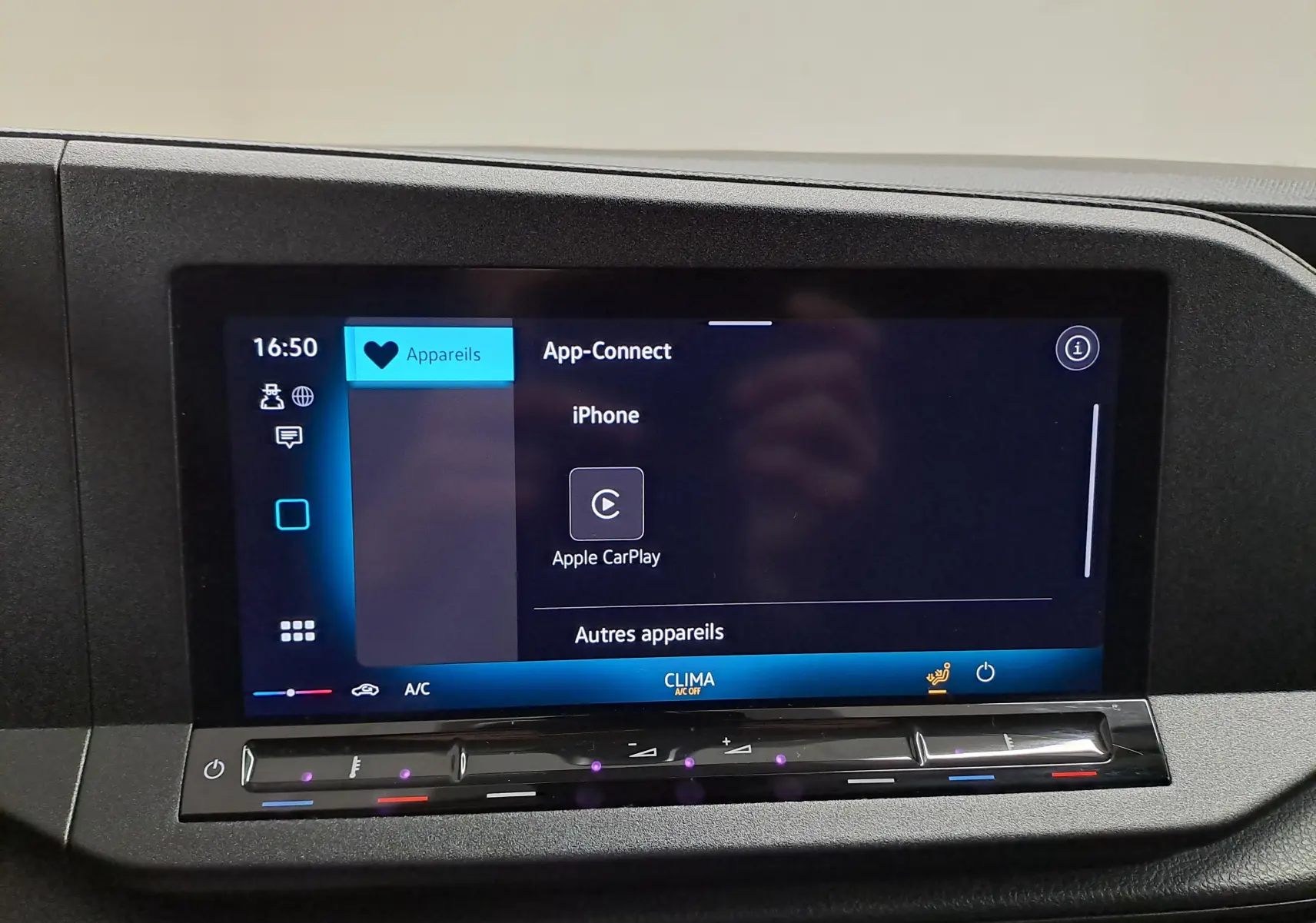 Écran tactile central du Volkswagen Caddy 2025 affichant la fonction App-Connect avec Apple CarPlay, entouré de commandes noires.