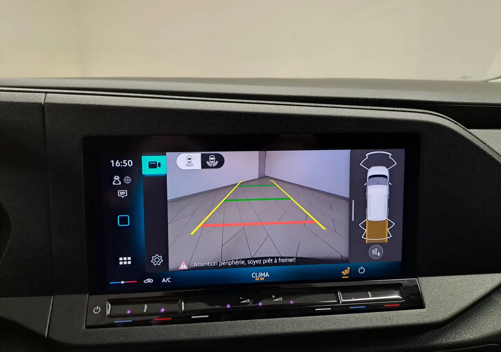 Écran tactile intérieur du Volkswagen Caddy 2025 affichant la caméra de recul avec guidage coloré et vue 360° du véhicule.