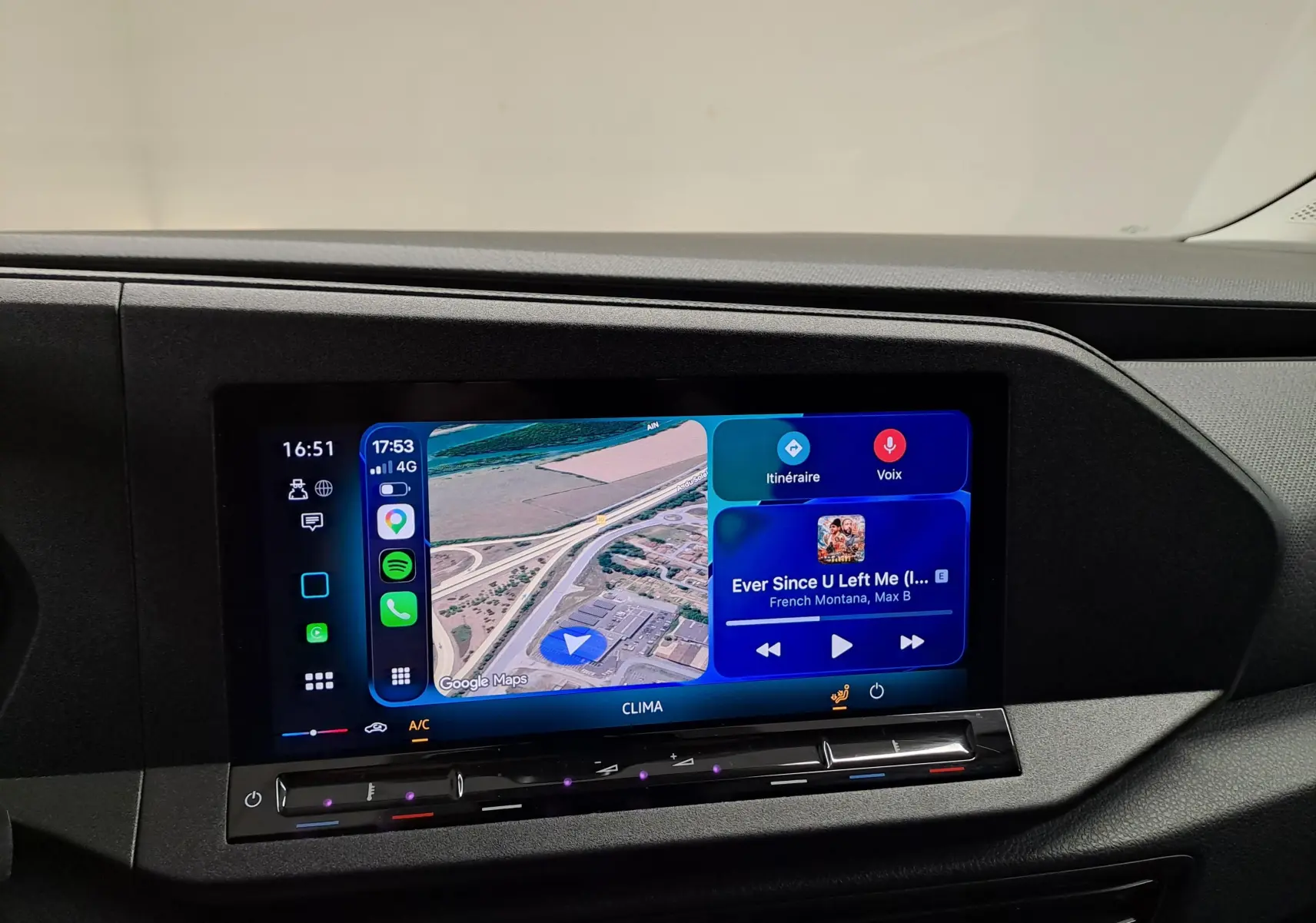 Écran tactile central du tableau de bord du Volkswagen Caddy 2025, affichant navigation et musique.