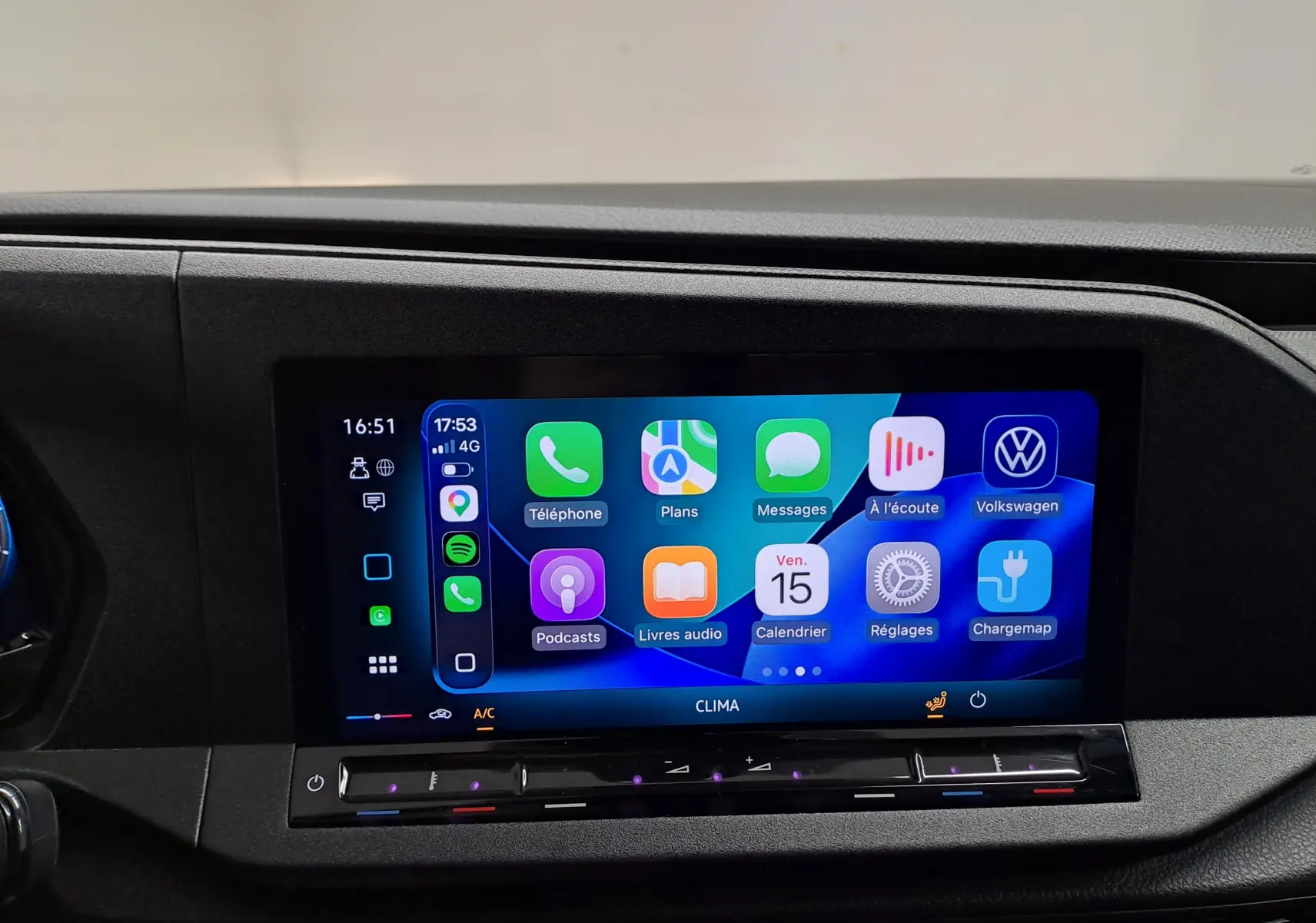 Écran tactile central du tableau de bord du Volkswagen Caddy 2025 avec interface Apple CarPlay affichée.