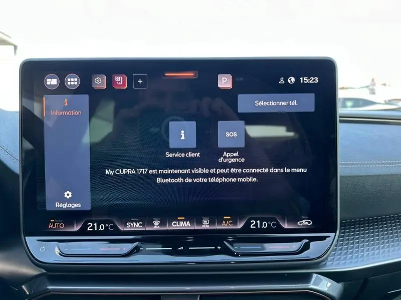 Écran tactile central du tableau de bord du CUPRA Formentor 2025 affichant les options de connexion Bluetooth et climatisation à 21°C.