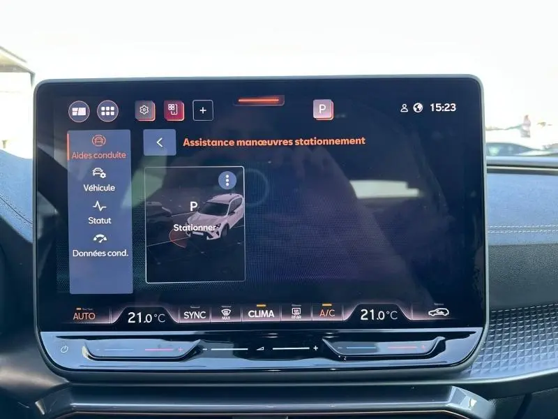 Écran tactile central du CUPRA Formentor 2025 montrant l'assistance aux manœuvres de stationnement, avec commandes climatisation visibles.