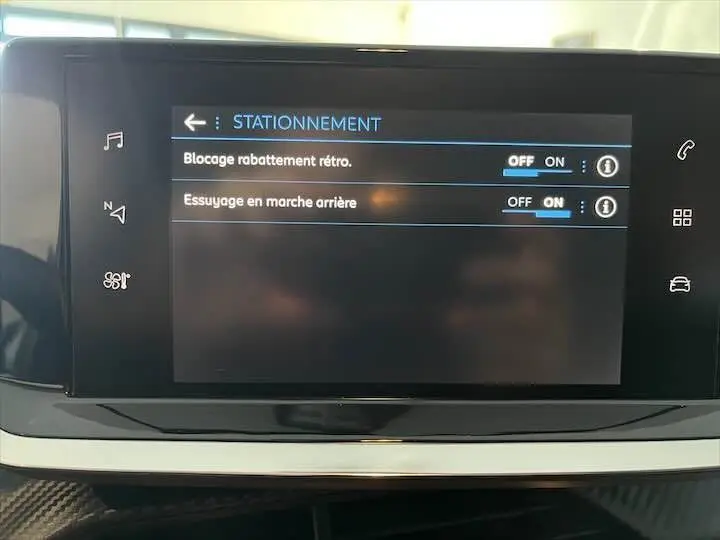 Écran tactile intérieur de la Peugeot 208 2022 montrant les options de stationnement activées.