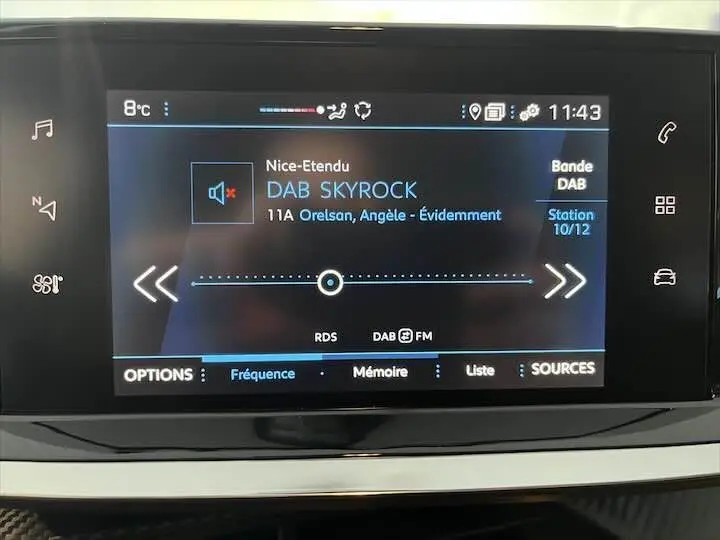 Écran tactile multimédia de la Peugeot 208 2022 affichant la radio DAB Skyrock en intérieur gris noir.