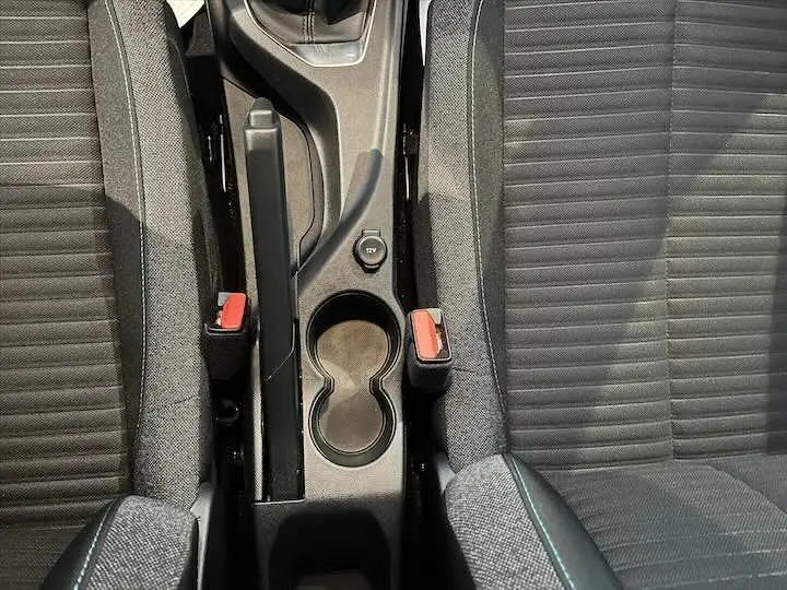 Vue plongeante sur la console centrale et les sièges gris noir de la Peugeot 208 1.2 100 CH S&S STYLE 2022