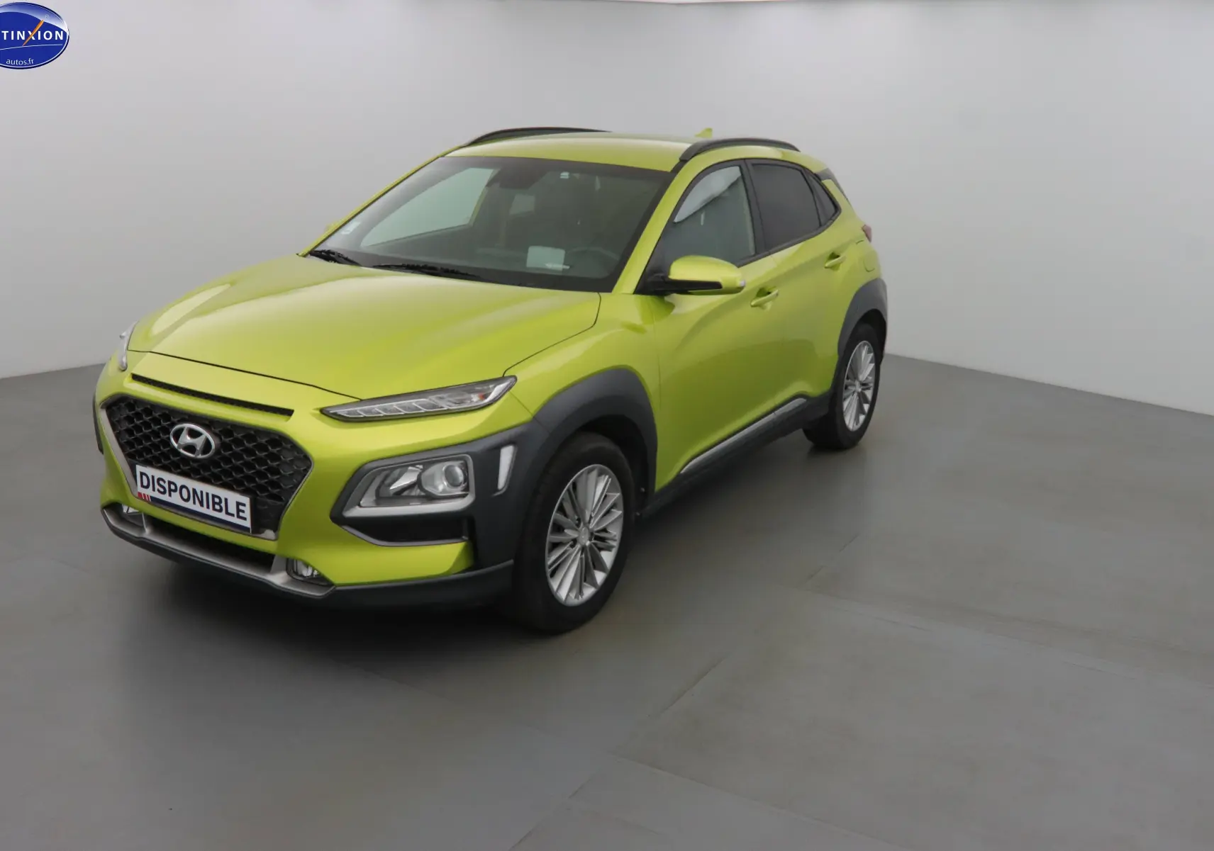 Hyundai Kona 2019 jaune acidulé en 3/4 avant droit, avec calandre noire et protections d'ailes noires.