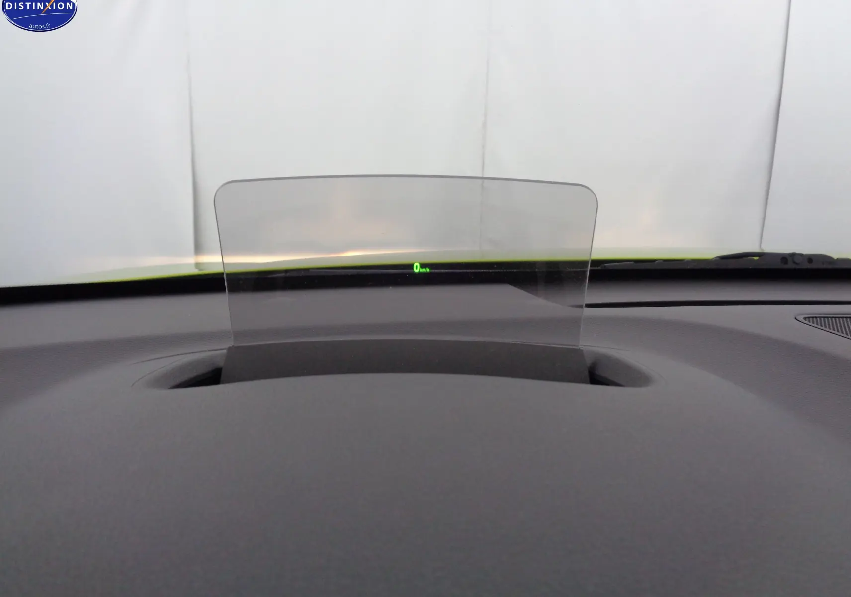 Affichage tête haute transparent sur le tableau de bord d'une Hyundai Kona 2019 Diesel jaune Acid Yellow Metal.