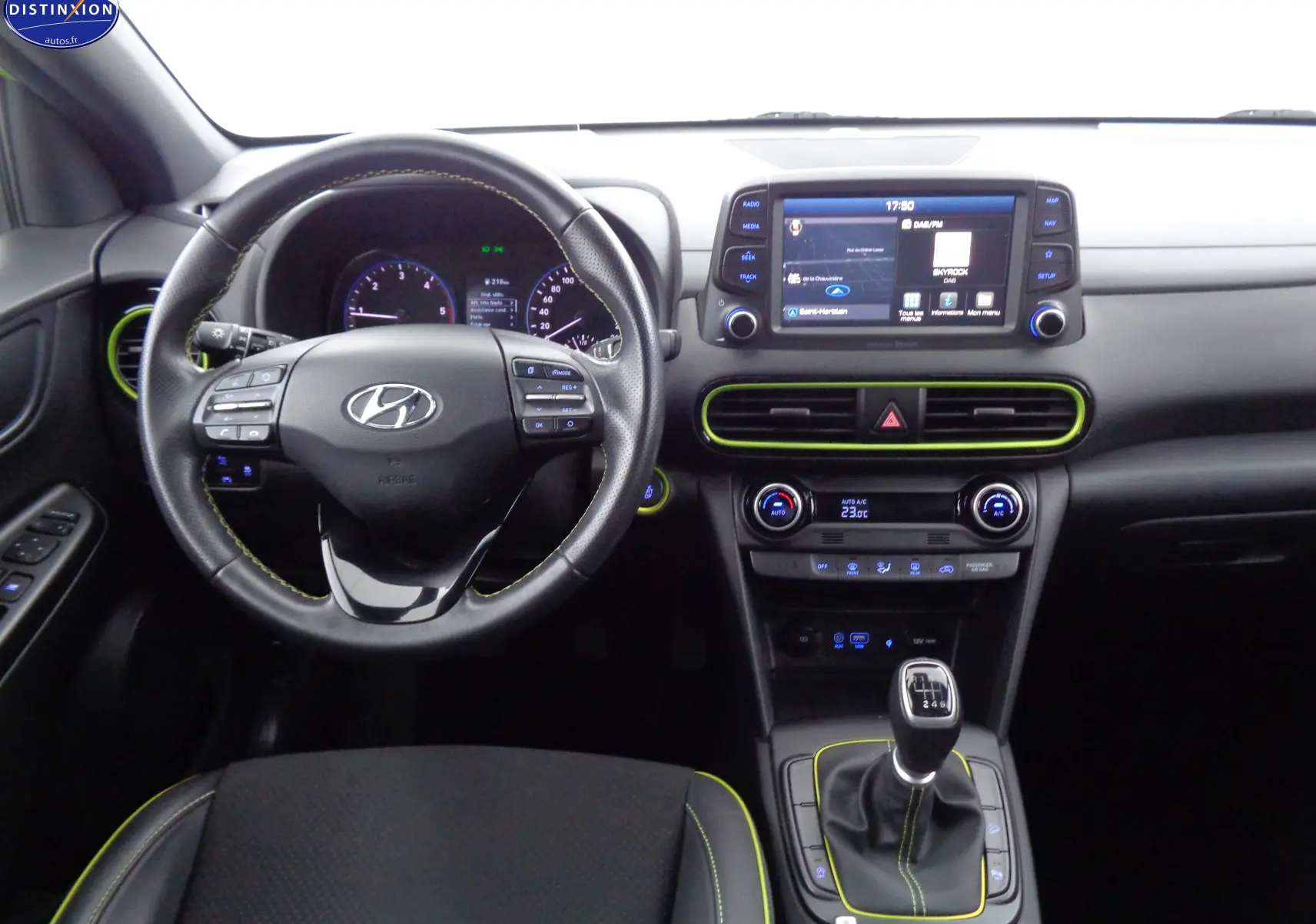Intérieur avant du Hyundai Kona 1.6 CRDI 115CH Creative 2019, volant cuir, surpiqûres vertes et console centrale avec écran tactile.