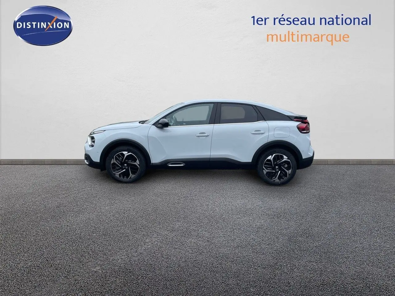 Profil droit d'une Citroën C4 blanche métal 2024 avec jantes biton et lignes modernes sur fond neutre.