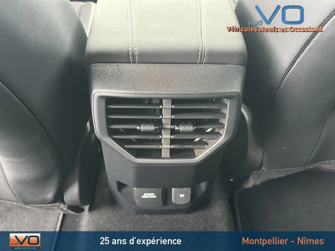 Gros plan sur la console arrière avec bouches d'aération et prises USB du Volkswagen Amarok Simple Cabine bleu 2025.