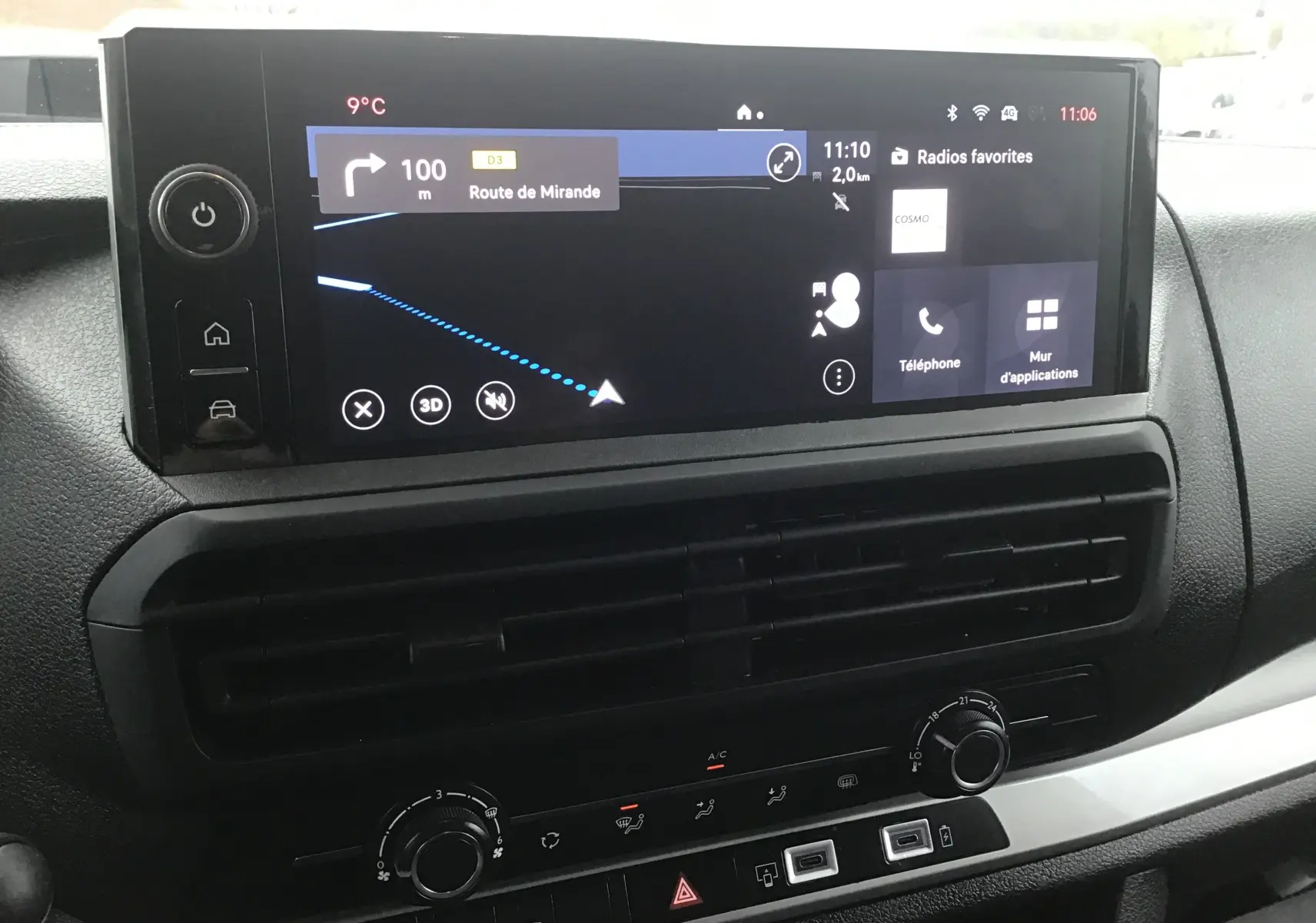 Écran tactile central du tableau de bord du Fiat Scudo Fourgon blanc 2024 avec navigation et commandes climatiques visibles.