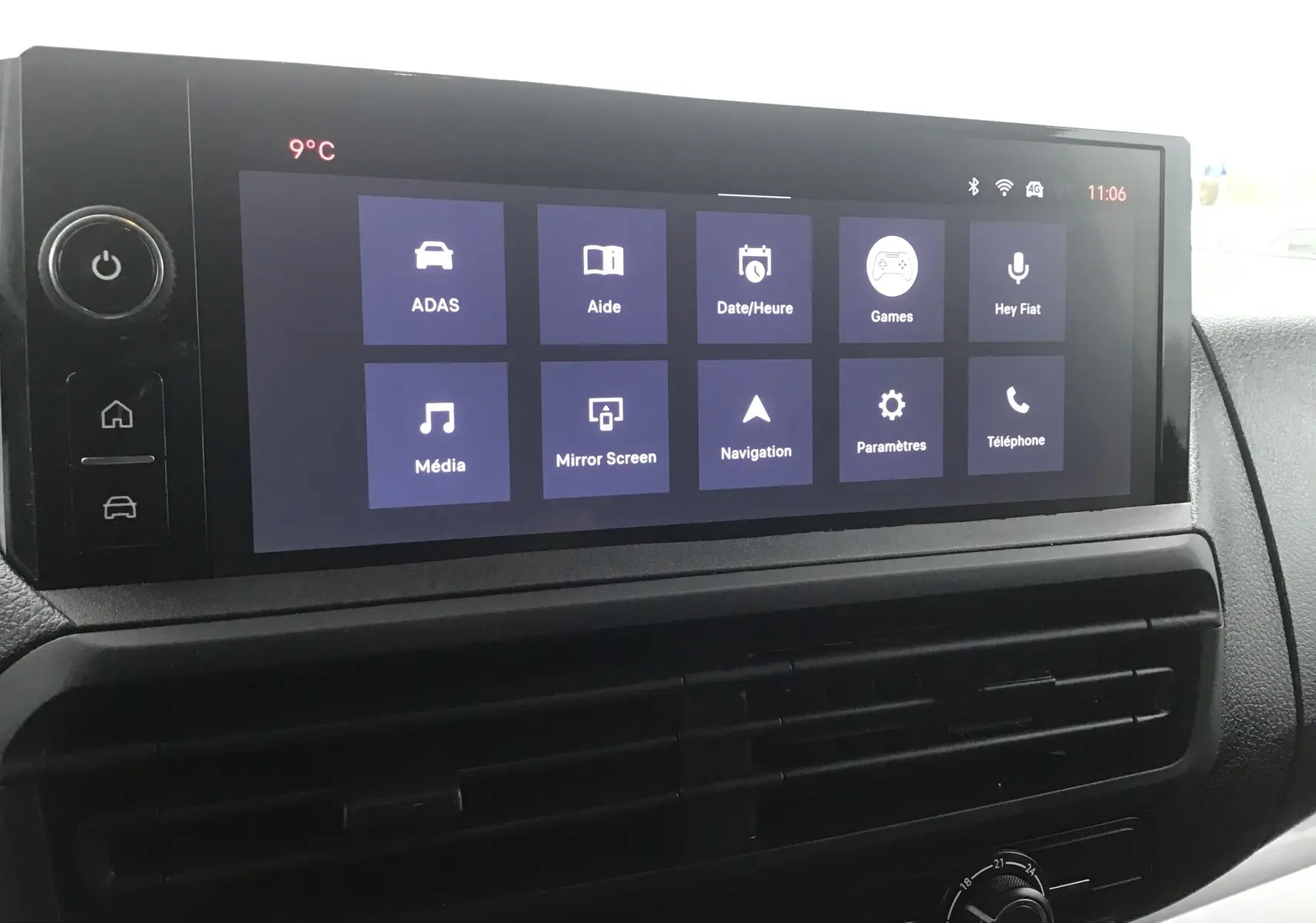 Écran tactile central du tableau de bord du Fiat Scudo Fourgon blanc 2024, affichant le menu principal connecté.