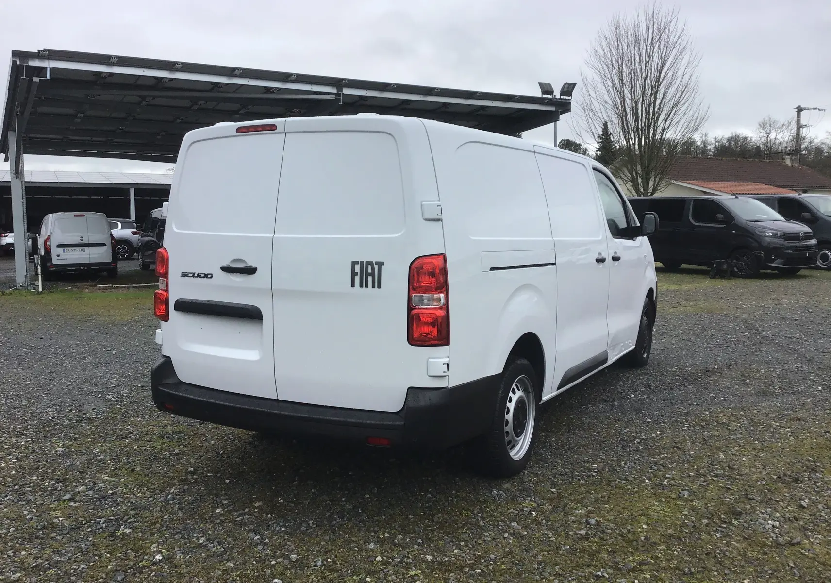 Vue 3/4 arrière droite d’un FIAT Scudo Fourgon blanc 2024 avec porte arrière pleine et pare-chocs noir.