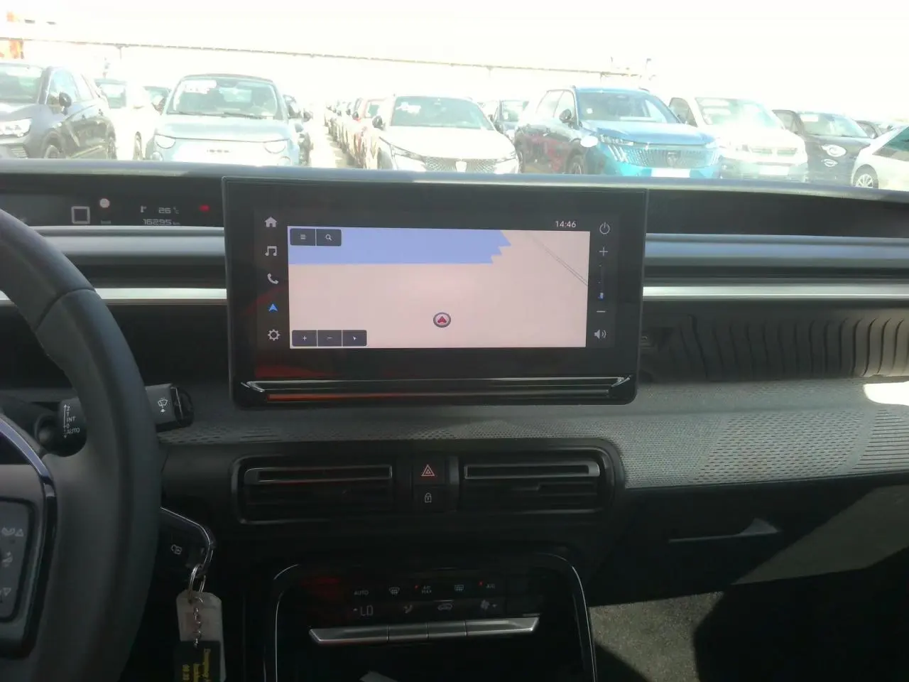 Vue intérieure du tableau de bord de la Citroën C3 Turbo 100 Max 2025, écran GPS 10 pouces en évidence.