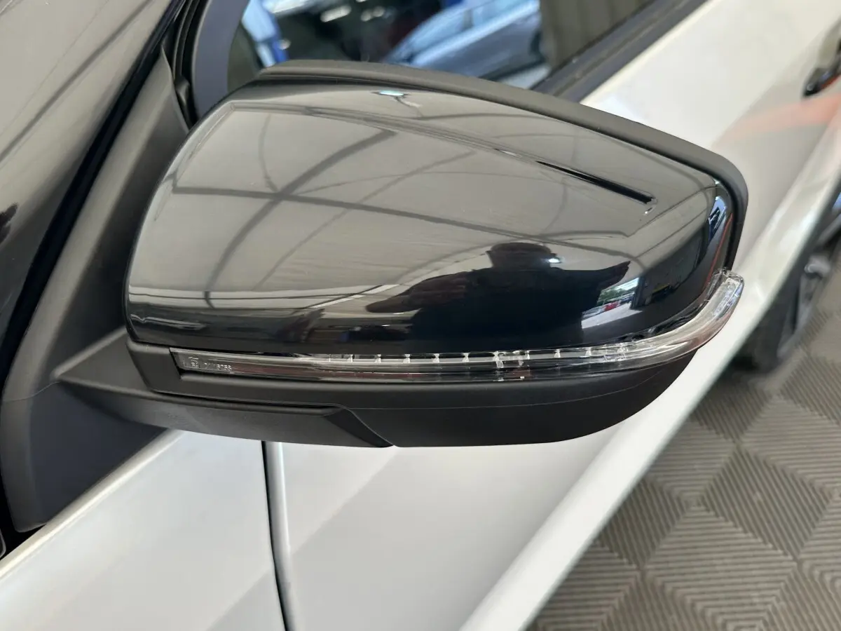 Rétroviseur caméra noir côté conducteur sur AIXAM AMBITION 0.5 CITY GTO blanc vue rapprochée côté gauche.