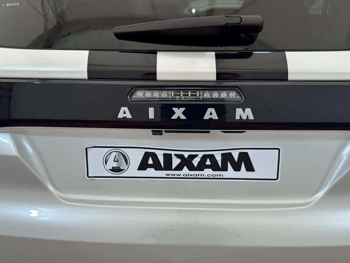 Vue rapprochée arrière de l'AIXAM AMBITION 0.5 CITY GTO blanche avec logo et bande noire distinctive sur le coffre.