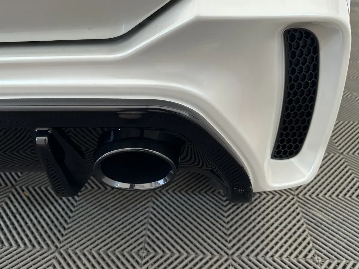 Gros plan sur l’échappement arrière droit blanc de l’AIXAM AMBITION 0.5 CITY GTO 2026 avec diffuseur noir.