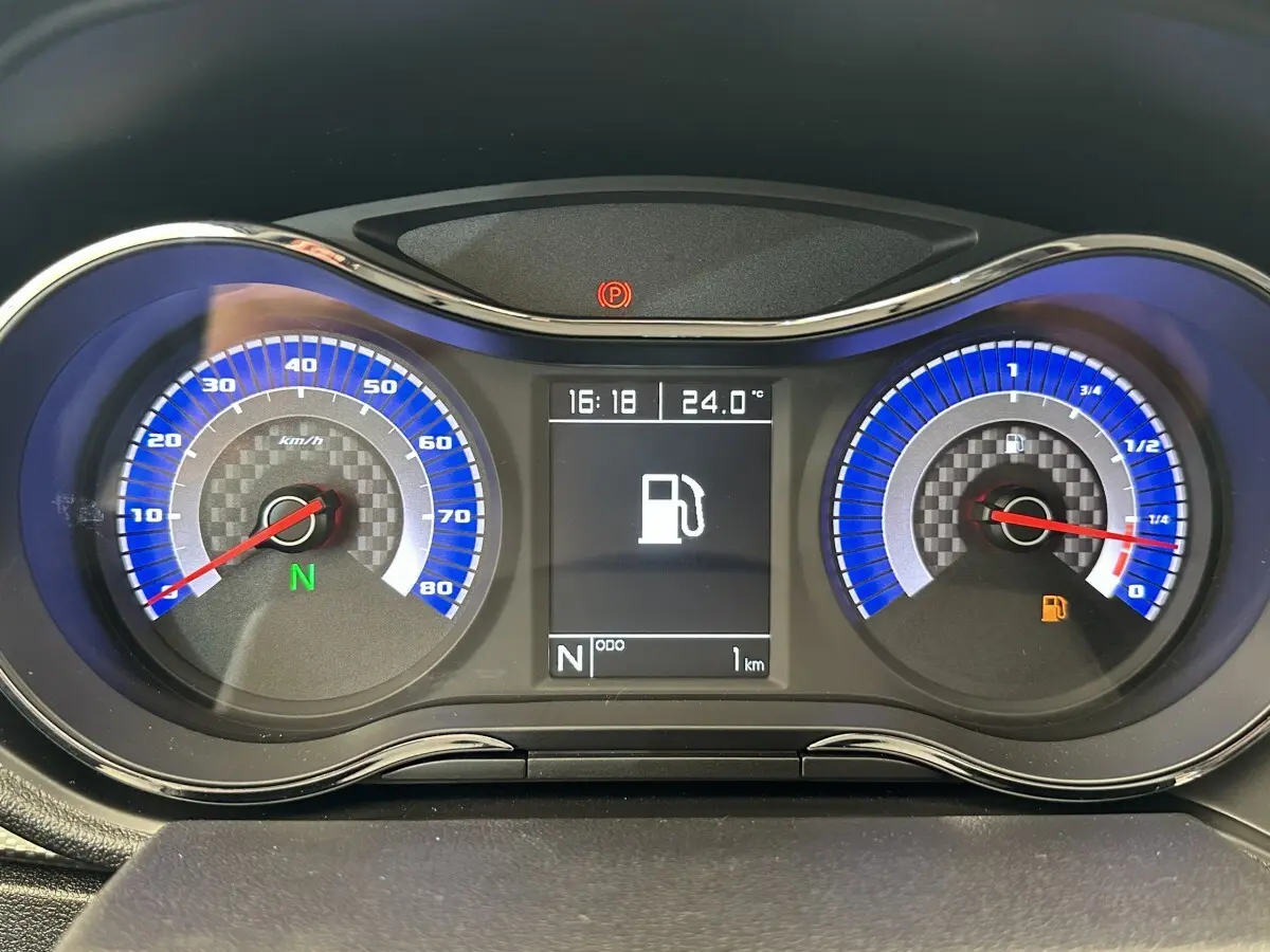 Tableau de bord de l'AIXAM AMBITION 0.5 CITY GTO 2026, affichage numérique central avec compteurs bleus et fond carbone.