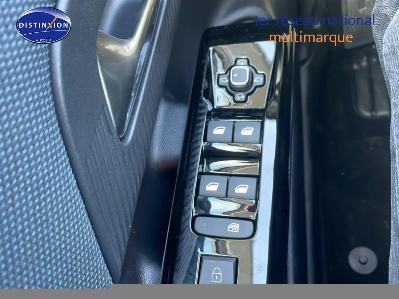 Gros plan sur les commandes des vitres et rétroviseurs côté conducteur du Citroën C5 Aircross blanc 2026.