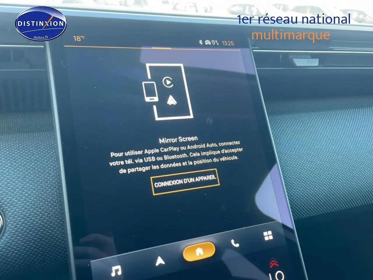Écran tactile central affichant la connexion Apple CarPlay dans l’habitacle du Citroën C5 Aircross blanc, vue de face.