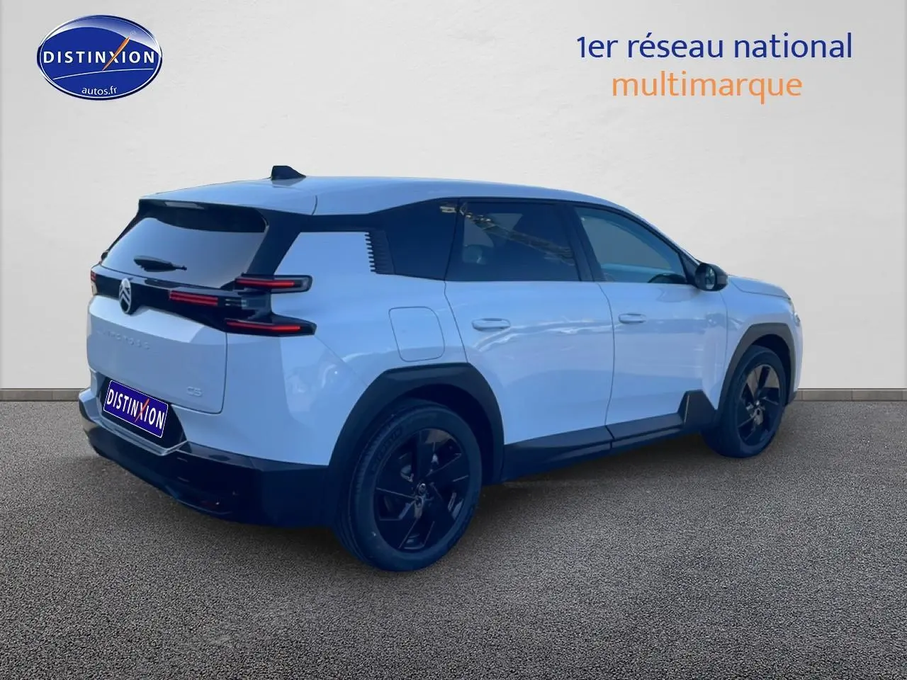 Vue 3/4 arrière droite du Citroën C5 Aircross blanc avec jantes noires et vitres arrière teintées.