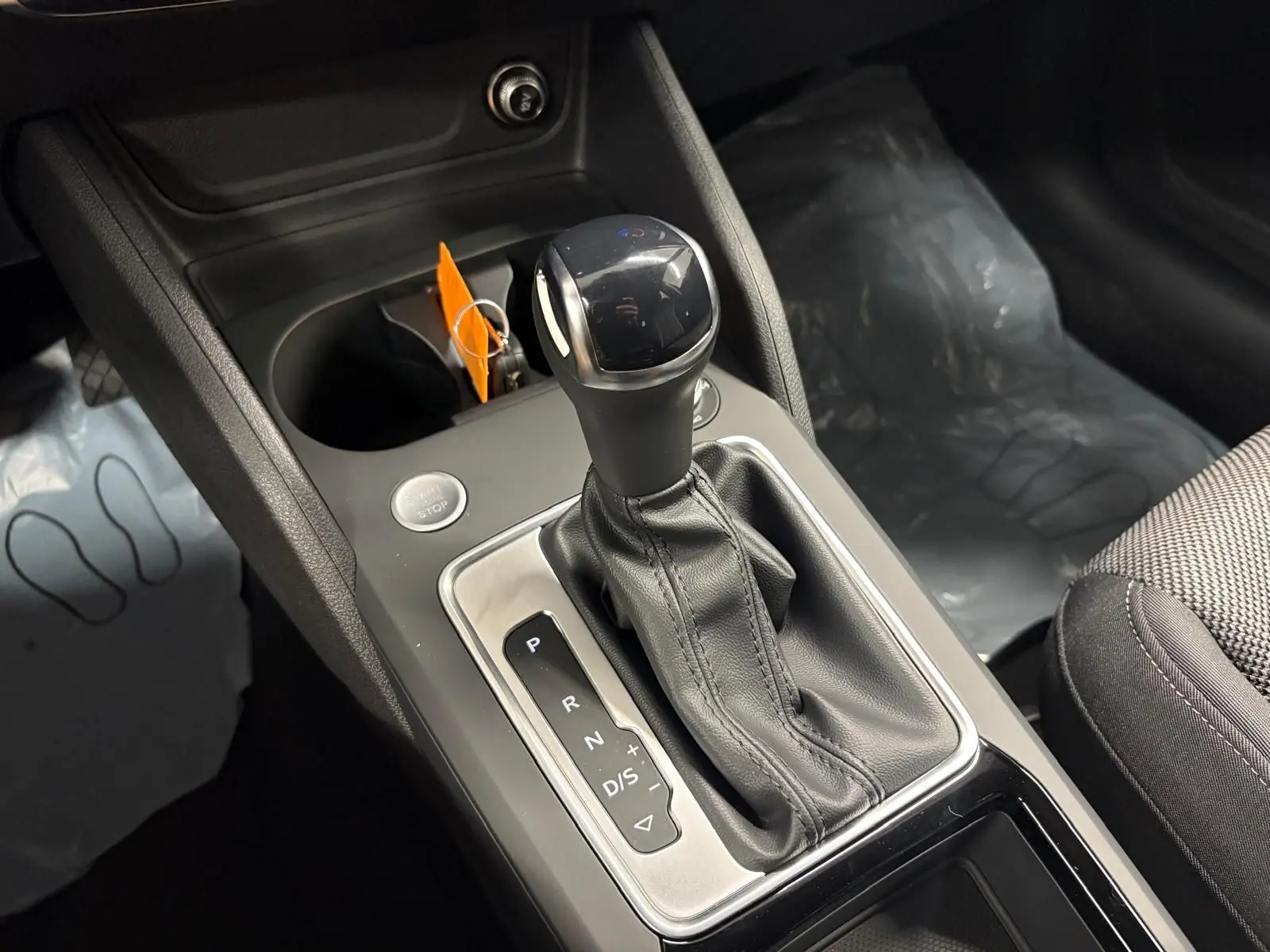 Le levier de vitesse automatique de l'Audi Q2 35 TFSI S Line 2026, vue rapprochée de la console centrale intérieure.