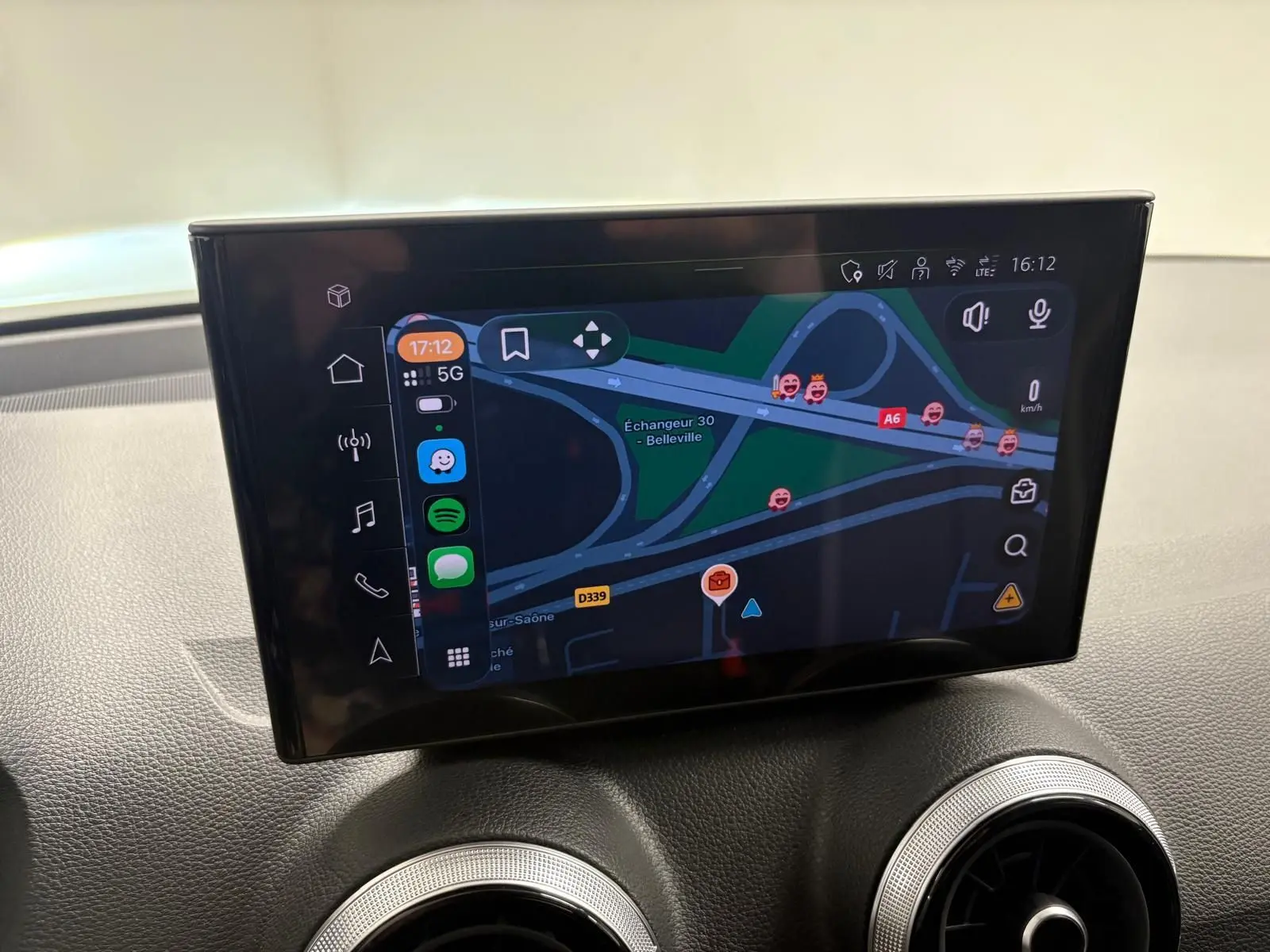 Écran central tactile de l’Audi Q2 35 TFSI S Line 2026 affichant la navigation avec carte et icônes colorées.