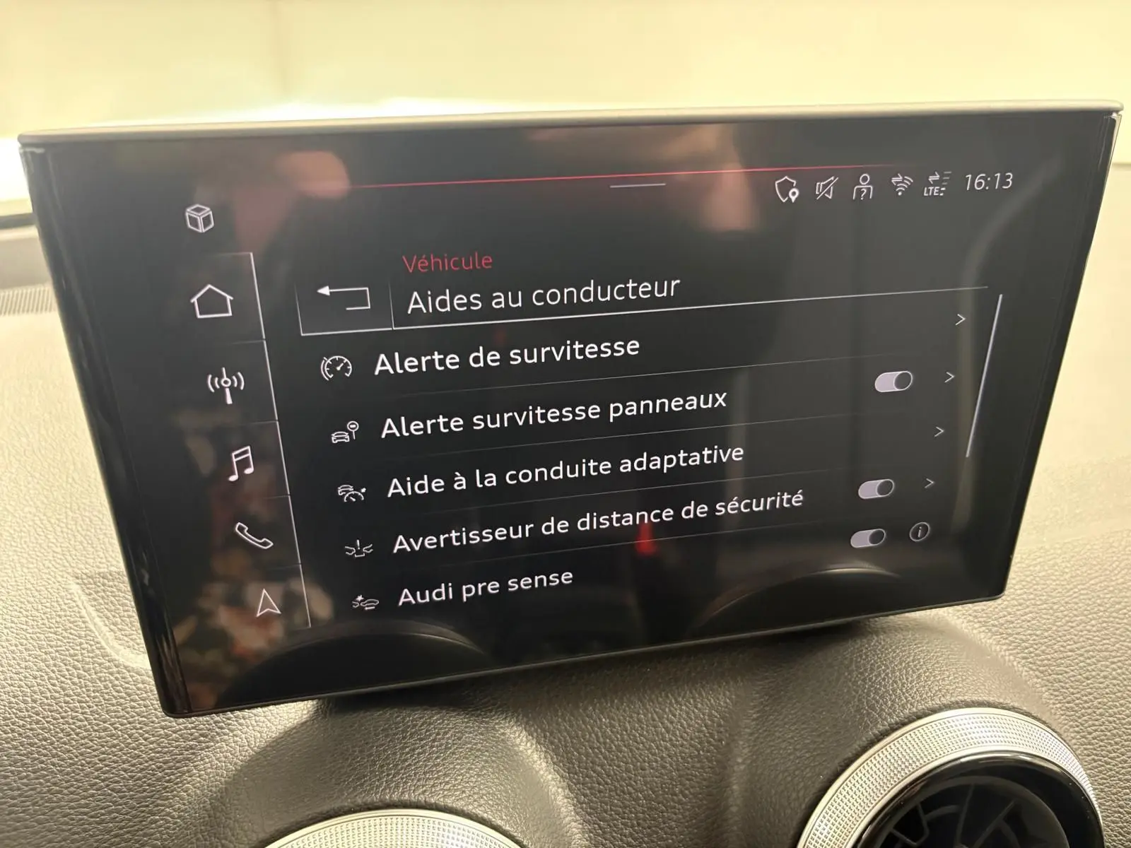 Vue de face rapprochée de l'Audi Q2 35 TFSI S Line 2026 en Gris Daytona avec calandre et phares distinctifs.