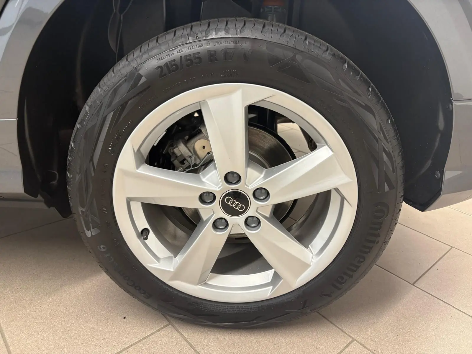 Gros plan sur la roue avant droite d’un Audi Q2 35 TFSI 150 S Line gris Daytona avec jante alliage cinq branches.