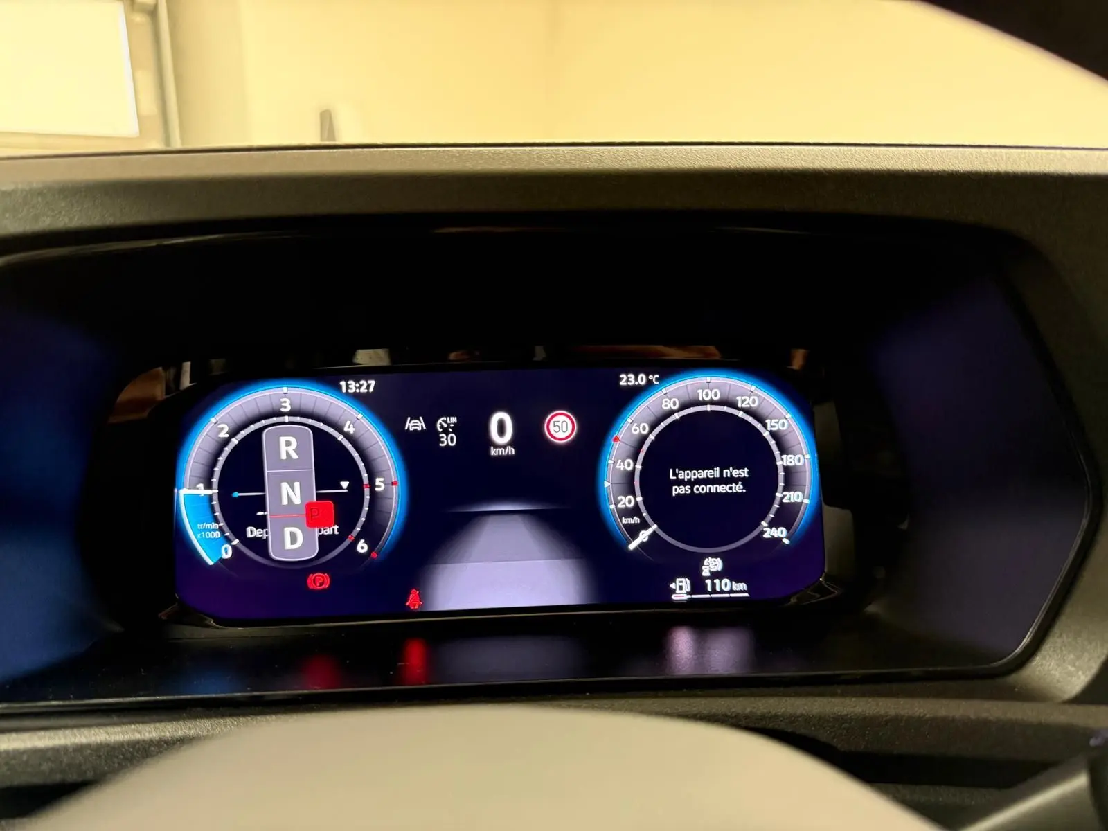 Affichage numérique du tableau de bord du Volkswagen Caddy 2025, avec indication vitesse et mode boîte auto en bleu et noir.