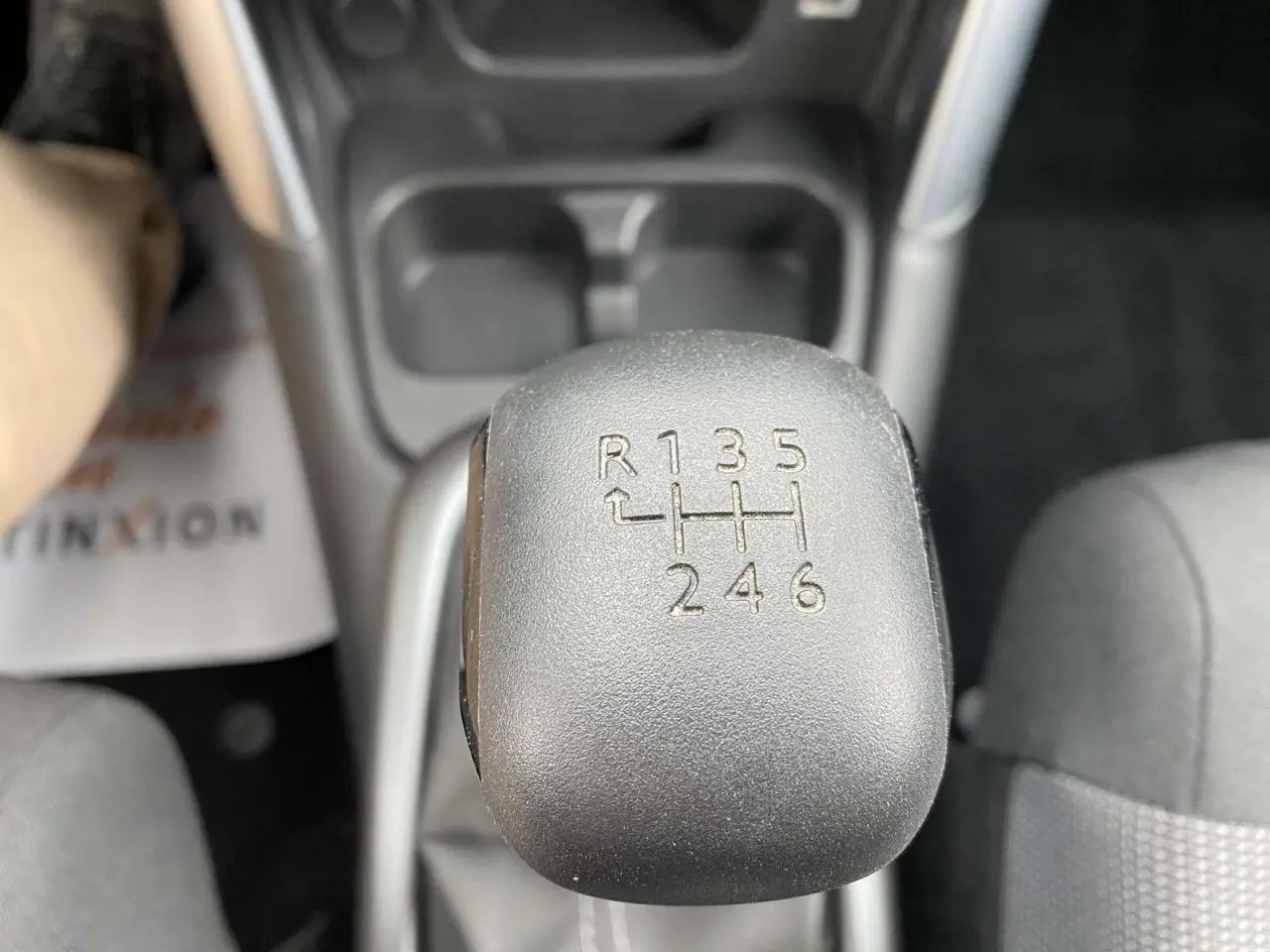 Gros plan sur le levier de vitesse manuel noir du Citroën C3 Aircross gris, version Shine 2020, intérieur du véhicule.