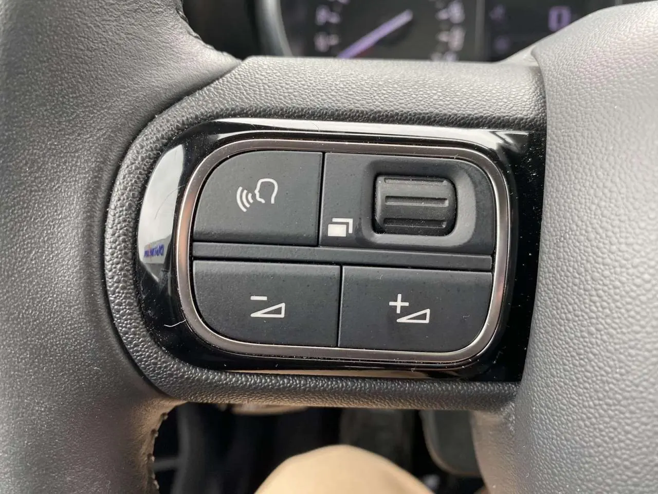 Gros plan sur les commandes vocales et volume au volant d’un Citroën C3 Aircross 2020, finition Shine.